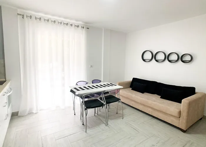 Cozy Nest Golem- 1 Min From The Apartamento